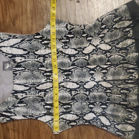 VINCE CAMUTO Snakeskin Fit N Flare Dress - 10 - Picture 4 of 8